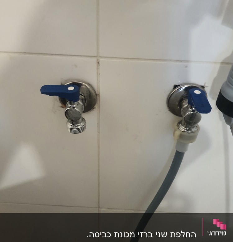 שני ברזים עם ידיות כחולות על קיר לבן